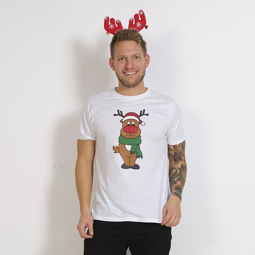 Ein Mann, der ein weißes T-Shirt mit Rudolph trägt.